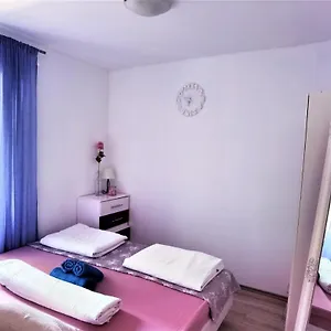 https://apartment-chloe.hotels-in-trogir.com