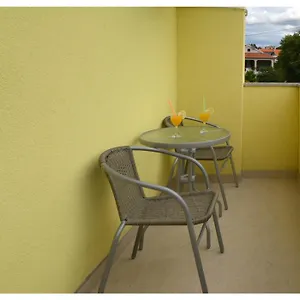 https://aprtment-close-to-center.hotelinzadar.com