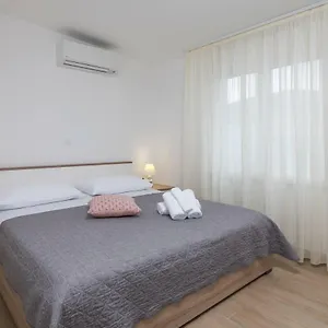 https://apartments-apollo.hotels-in-trogir.com