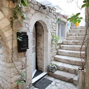 https://phaedra-apartment.hotels-in-trogir.com
